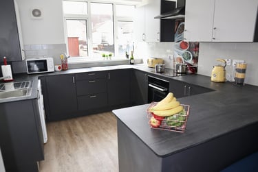 5 bed house, Rhondda Street, Mount Pleasant, Mount Pleasant, Swansea, SA16ER - Image 1