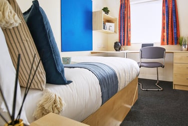 Classic Ensuite at College Court, Salisbury Avenue, City Centre, Stoke, ST14NE - Image 1