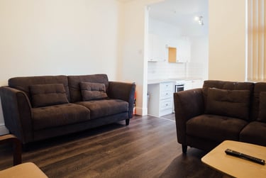 5 bed house, William Street, City Centre, Loughborough, LE113BX - Image 1