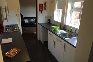 5 bed house, Oxford Street, City Centre, Loughborough, LE115DR - Image 2