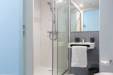 Large Premium Ensuite at The Croft, Cathedral Road, City Centre, Derby, DE13FQ - Image 5