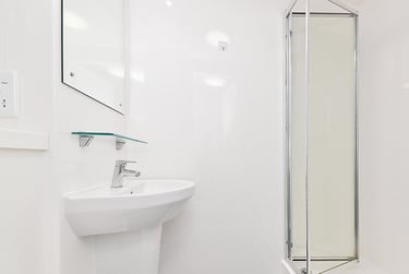 Attic Plus En Suite - Image 4