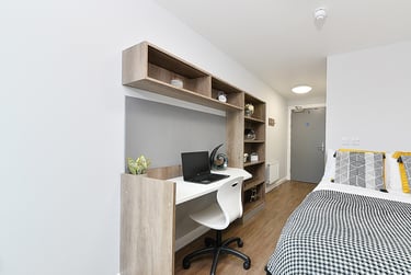 Attic Plus En Suite - Image 1