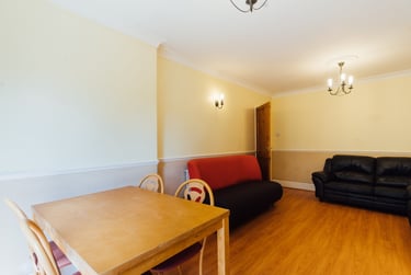 4 bed house, Oaklands Avenue, City Centre, Loughborough, LE113JF - Image 2