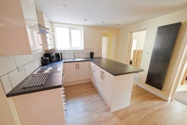 4 bed house, Ashby square, City Centre, Loughborough, LE115AA - Image 1