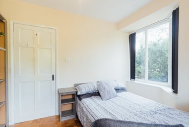 4 bed house, Holywell Drive, City Centre, Loughborough, LE113JX - Image 3