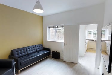 5 bed house, Derby Road, City Centre, Loughborough, LE115BX - Image 1