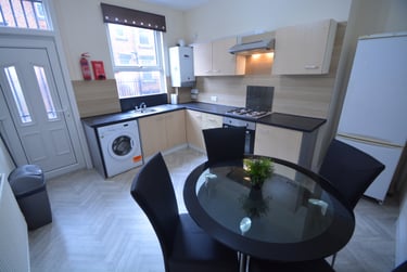 4 bed house, Burchett Terrace, Rampart Road, Leeds, LS62LR - Image 8