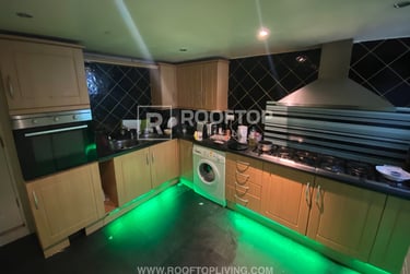 8 bed house, Hessle Place, Hyde Park, Leeds, LS61EU - Image 1