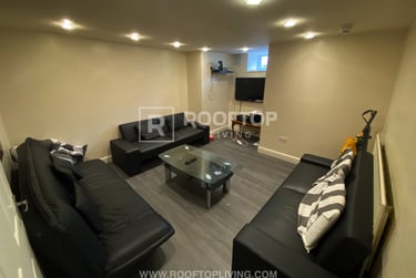 8 bed house, Mayville Avenue, Hyde Park, Leeds, LS61NQ - Image 1