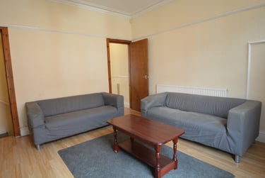 6 bed house, Hessle Place, Hyde Park, Leeds, LS61EU - Image 1
