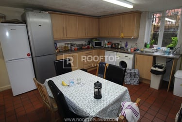 6 bed house, Hessle Place, Hyde Park, Leeds, LS61EU - Image 2