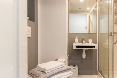 Classic Ensuite at The Croft, Cathedral Road, City Centre, Derby, DE13FQ - Image 3