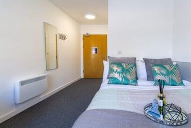 Classic Ensuite at The Croft, Cathedral Road, City Centre, Derby, DE13FQ - Image 1