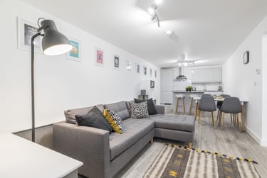2 bed house, Knowle Mount, Burley, Leeds, LS42PP - Image 1