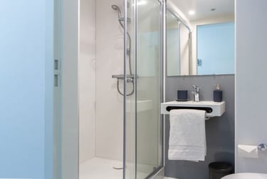 Large Classic Ensuite at The Croft, Cathedral Road, City Centre, Derby, DE13FQ - Image 2