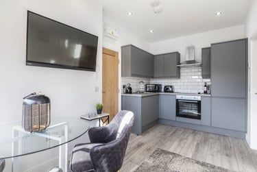2 bed house, Knowle Mount, Burley, Leeds, LS42PP - Image 2