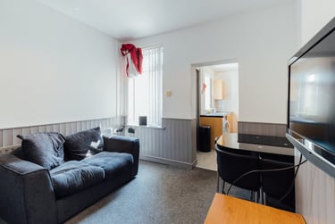 4 bed house, Carholme Road, West End, Lincoln, LN11RR - Image 2