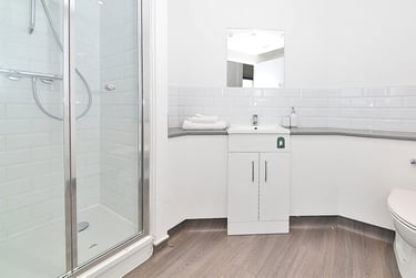 Premium One Bed Apartment - Image 6