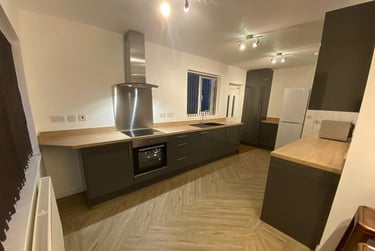 4 bed house, Holywell Drive, City Centre, Loughborough, LE113JX - Image 2