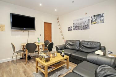 6 bed house, Hessle Mount, Hyde Park, Leeds, LS61EP - Image 1