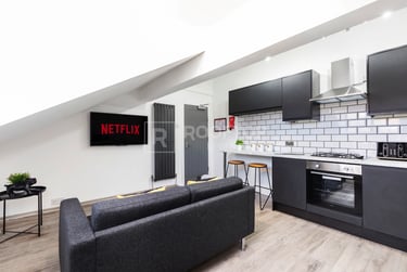 2 bed house, Queens Road, Hyde Park, Leeds, LS61HY - Image 1