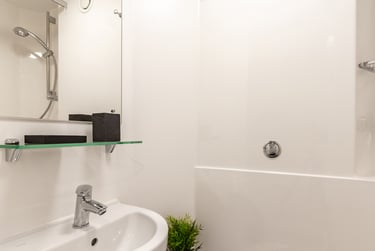 Classic 2 Bed Apartment at Straits Village, 123 Huntingdon Street, The Old Meadows, Nottingham, NG13NG - Image 5
