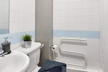 Classic En-suite at Firth Point, 100 Firth Street, City Centre, Huddersfield, HD13BQ - Image 3