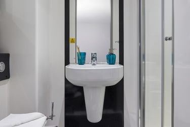 Premium 1 En-suite at Saw Mill, King's Mill Lane, City Centre, Huddersfield, HD13AN - Image 3