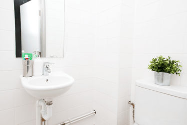 Classic En-suite at Central Point, 50 Royal Parade, City Centre, Plymouth, PL11DZ - Image 3