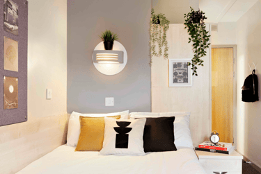 Classic En-suite at St Thomas Court, 20 Gasking Street, Mutley, Plymouth, PL49AP - Image 1