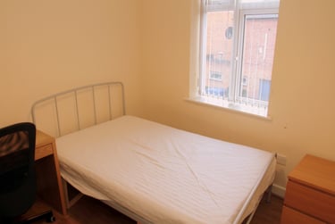 2 bed house, Queens Road, Clarendon Park, Leicester, LE23FL - Image 2