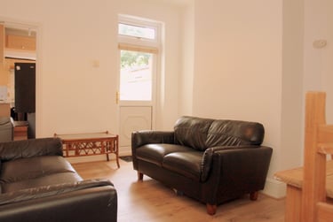 2 bed house, Queens Road, Clarendon Park, Leicester, LE23FS - Image 1