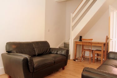 2 bed house, Queens Road, Clarendon Park, Leicester, LE23FS - Image 2