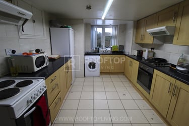 7 bed house, Chestnut Avenue, Hyde Park, Leeds, LS61AZ - Image 1