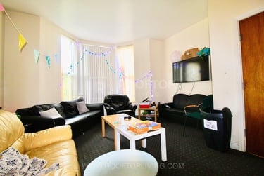 9 bed house, Regent Park Terrace, Rampart Road, Leeds, LS62AX - Image 3