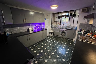 6 bed house, Brudenell Grove, Hyde Park, Leeds, LS61HP - Image 1