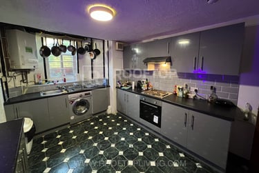 6 bed house, Brudenell Grove, Hyde Park, Leeds, LS61HP - Image 2