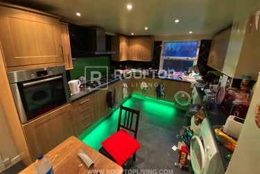 7 bed house, Chestnut Avenue, Hyde Park, Leeds, LS61AZ - Image 2