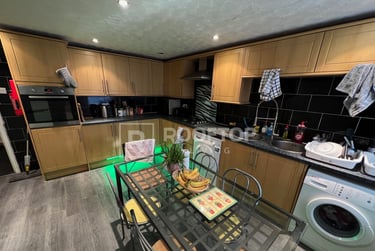 6 bed house, Providence Avenue, Rampart Road, Leeds, LS62HN - Image 1