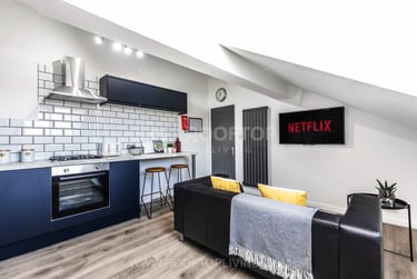 2 bed house, Queens Road, Hyde Park, Leeds, LS61HY - Image 1