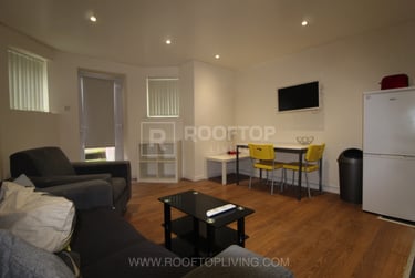 3 bed house, Moorland Avenue, Hyde Park, Leeds, LS61AP - Image 1