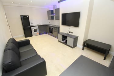 4 bed house, Delph Lane, Rampart Road, Leeds, LS62HQ - Image 2