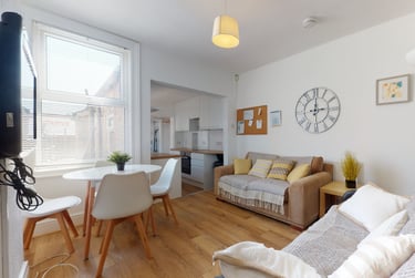 4 bed house, Broad Street, City Centre, Loughborough, LE115AB - Image 1