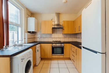 4 bed house, Royland Road, City Centre, Loughborough, LE112EH - Image 1