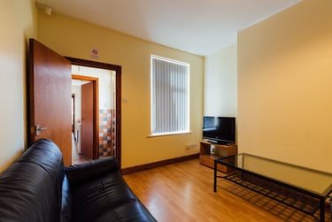 5 bed house, Broad Street, City Centre, Loughborough, LE115AB - Image 1