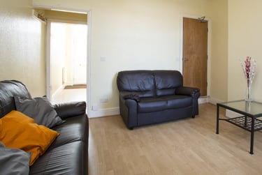 5 bed house, Broad Street, City Centre, Loughborough, LE115AB - Image 1