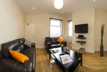 5 bed house, Storer Road, City Centre, Loughborough, LE115EH - Image 1