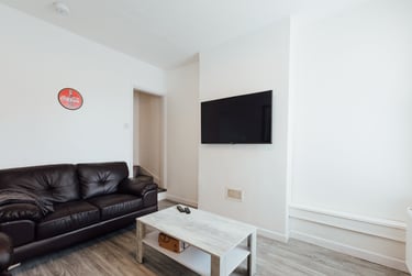 4 bed house, Paget Street, City Centre, Loughborough, LE115DT - Image 1