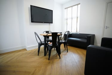 4 bed house, Derby Road, City Centre, Loughborough, LE115AE - Image 1